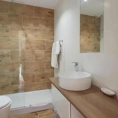 Sloneczny Apartament Winogrady شقة